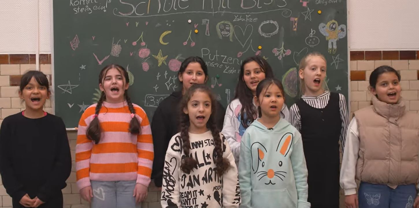 Aus dem Musikvideo "Schule mit Biss"